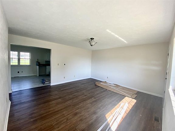 3rd image of 814 W 10th St
