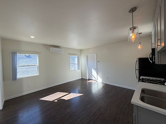 2nd image of 810 N Bonnie Brae St #5