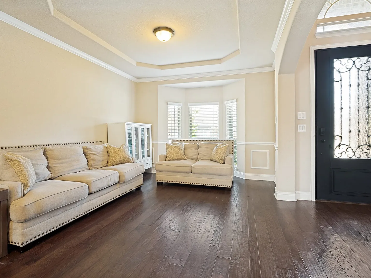 5 bed, 3.5 bath, 4226 sqft, $4,400 — Photo 2