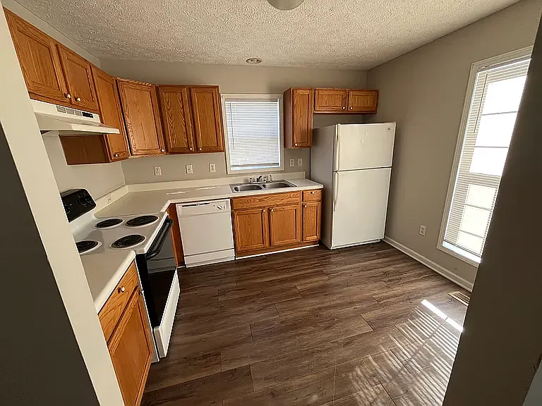 3 bed, 1347 sqft, $2,000 — Photo 3