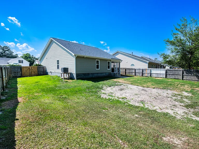 100 Lakeside Green Dr — Photo 5