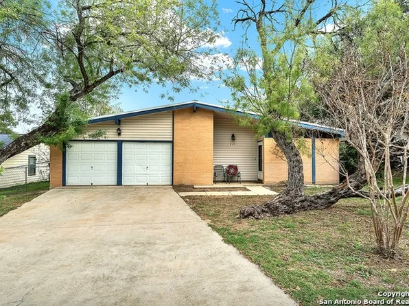 224 SOLLOCK DR, Devine, TX 78016