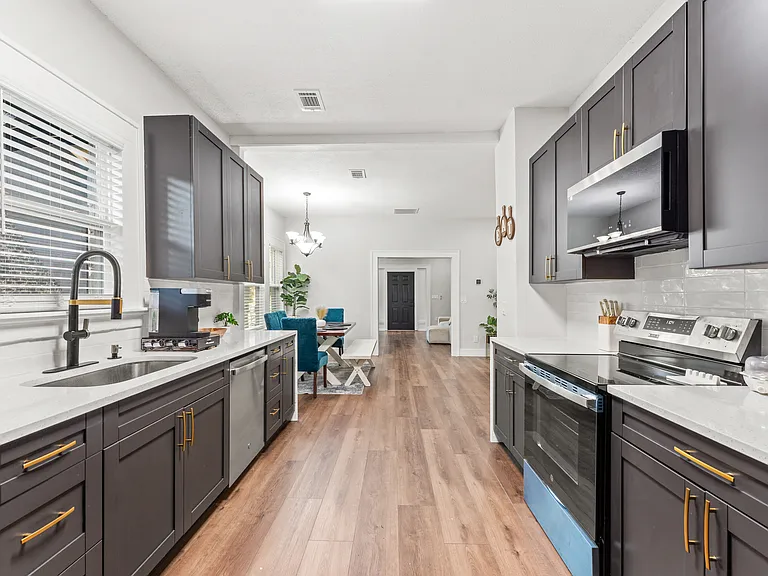 2811 N Market St — Photo 11