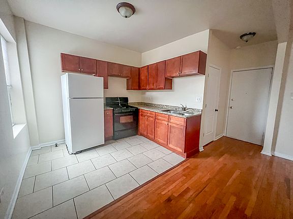 3rd image of 4404 N Magnolia Ave #520