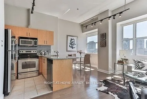 700 King St W #813 — Photo 8