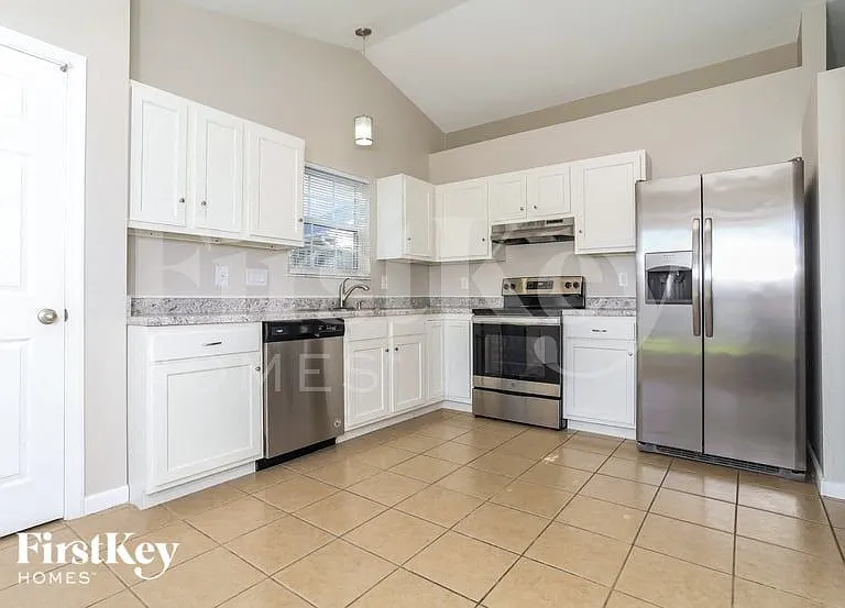977 Hathaway Dr — Photo 6