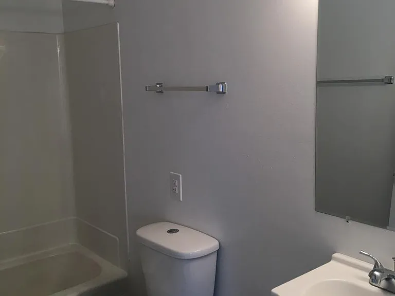 Lakeside Plaza Apartments — Photo 8