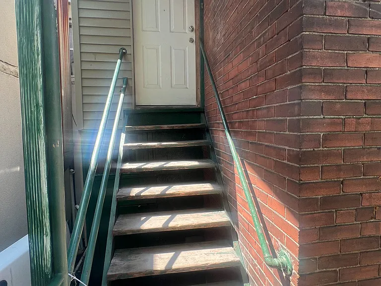 691 Barton St E — Photo 5