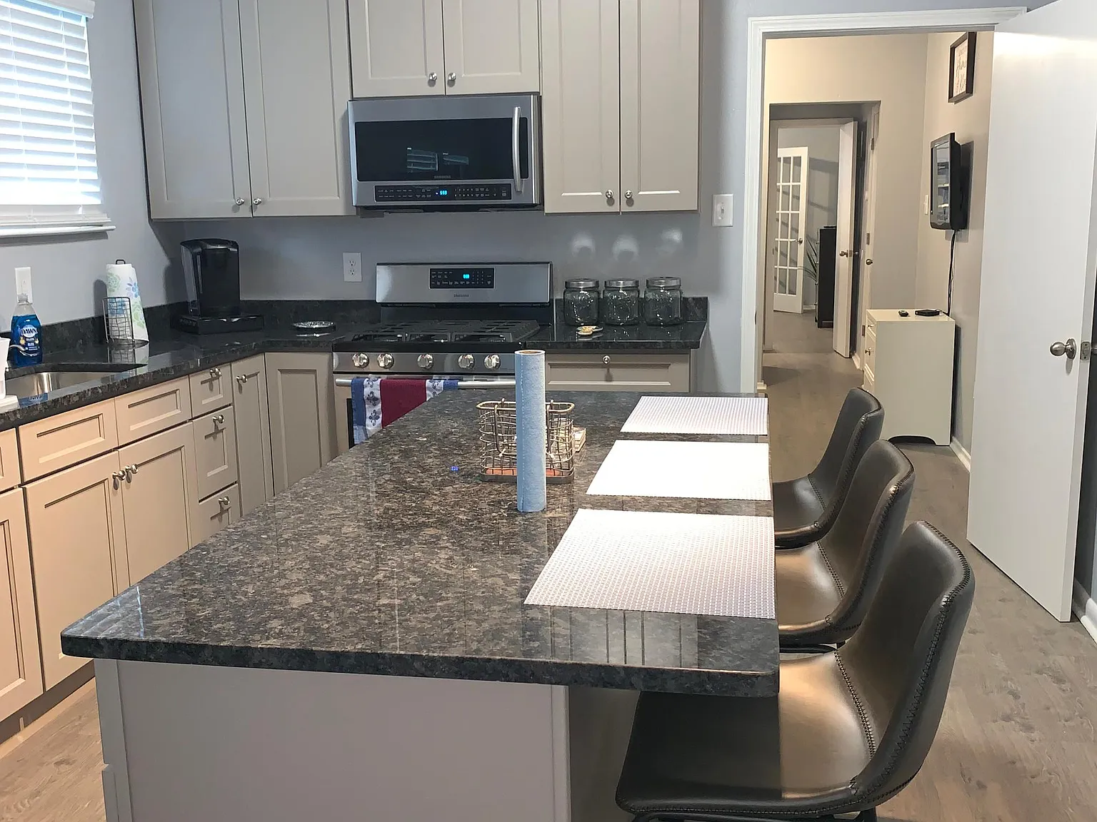2 bed, 1000 sqft, $1,600 — Photo 3