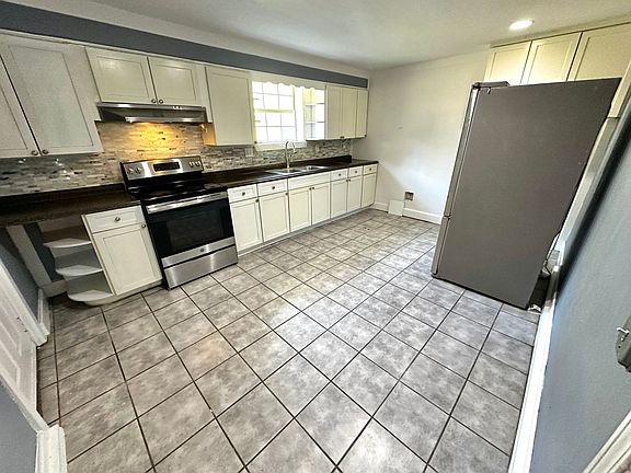 3rd image of 4494 Old Summerville Rd #A