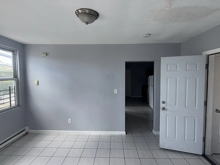 561-563 Bond St #2L — Photo 7
