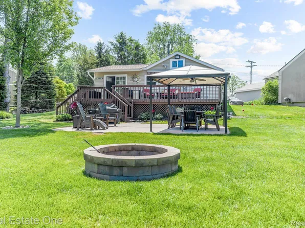 1915 Oakland Dr, Highland, MI 48356