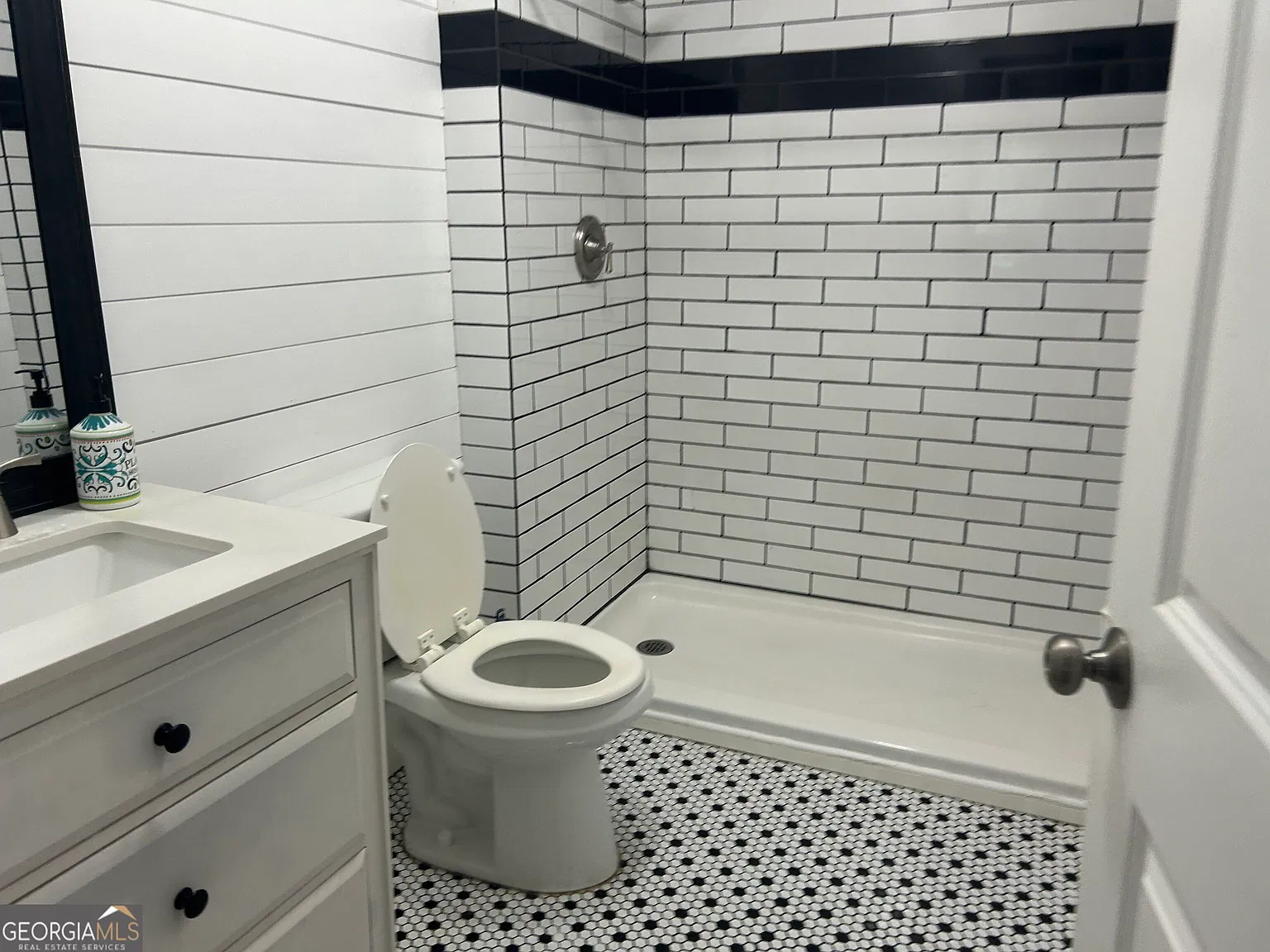 2 bed, 1.0 bath, 2219 sqft, $1,700 — Photo 3