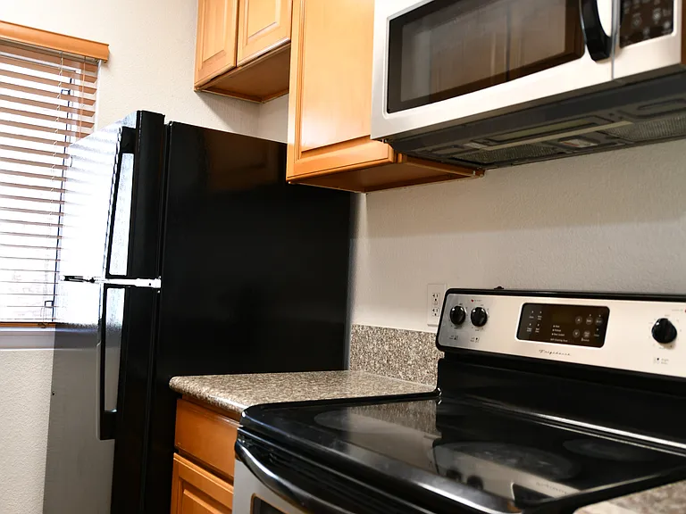 Cascadia Apartments — Photo 8