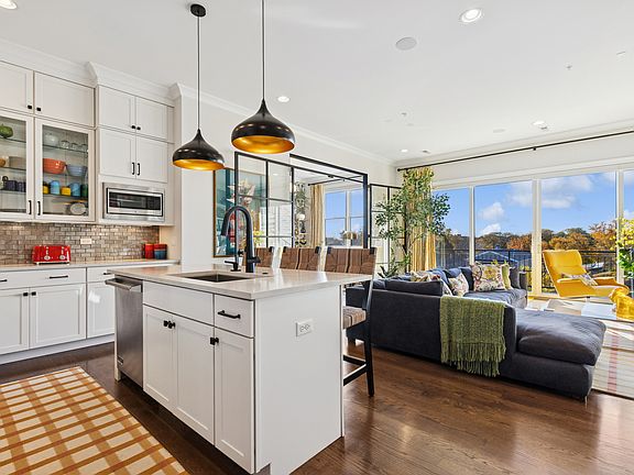 3rd image of 5820 N Clark St #407