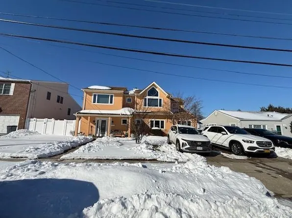 109 Elliot St S, Merrick, NY 11566