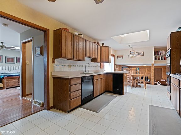 3rd image of 6119 W 129th St