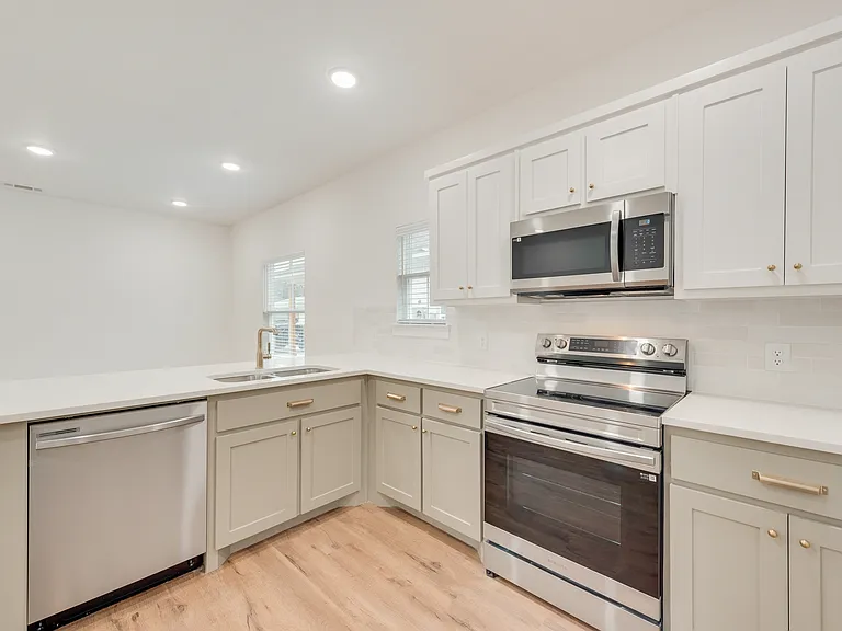 913 E 10th St #1 — Photo 5