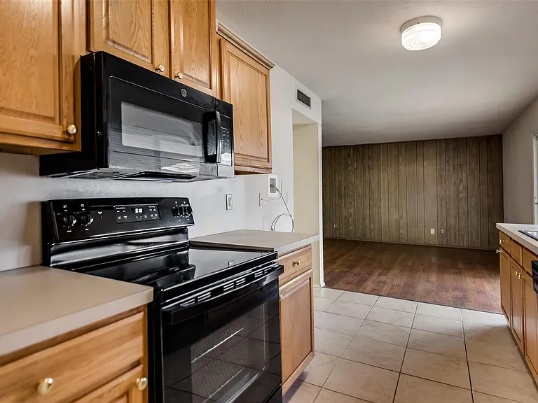 1429 Whitehall Dr — Photo 10
