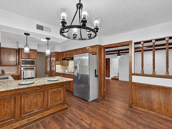 2nd image of 1000 Cherry Ct