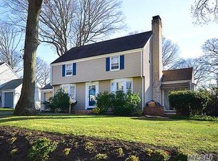 14 Dogwood Ln, Glen Head, NY 11545