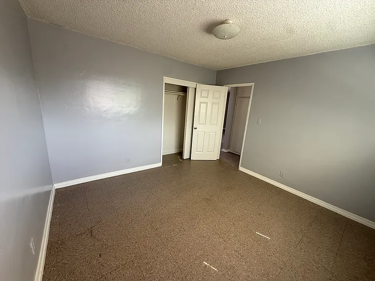 147 N Victoria Ave — Photo 29