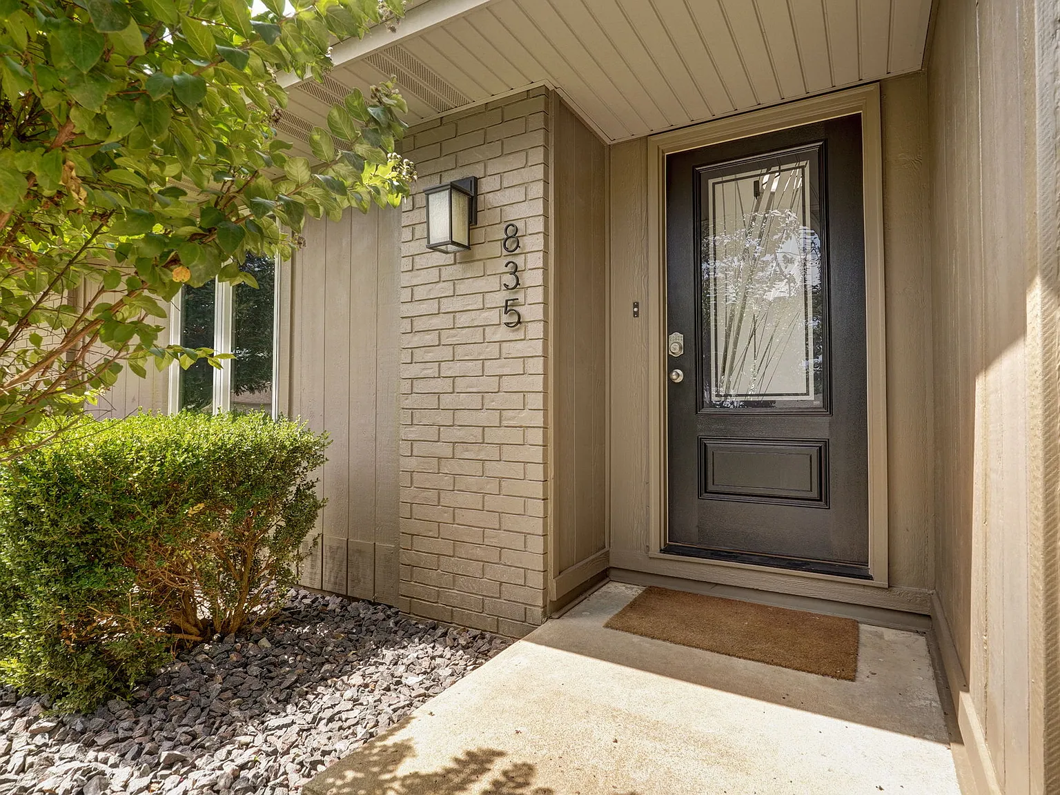3 bed, $1,800 — Photo 2