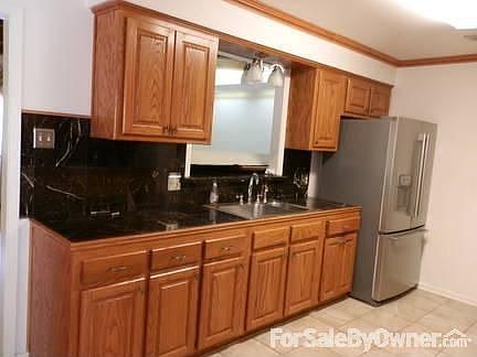 Kitchen : Refrigerator to remain