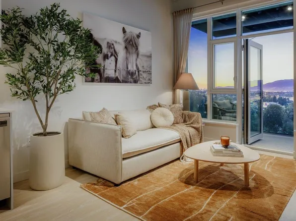 3633 Willingdon Ave #308, Burnaby, BC V5C 5E8