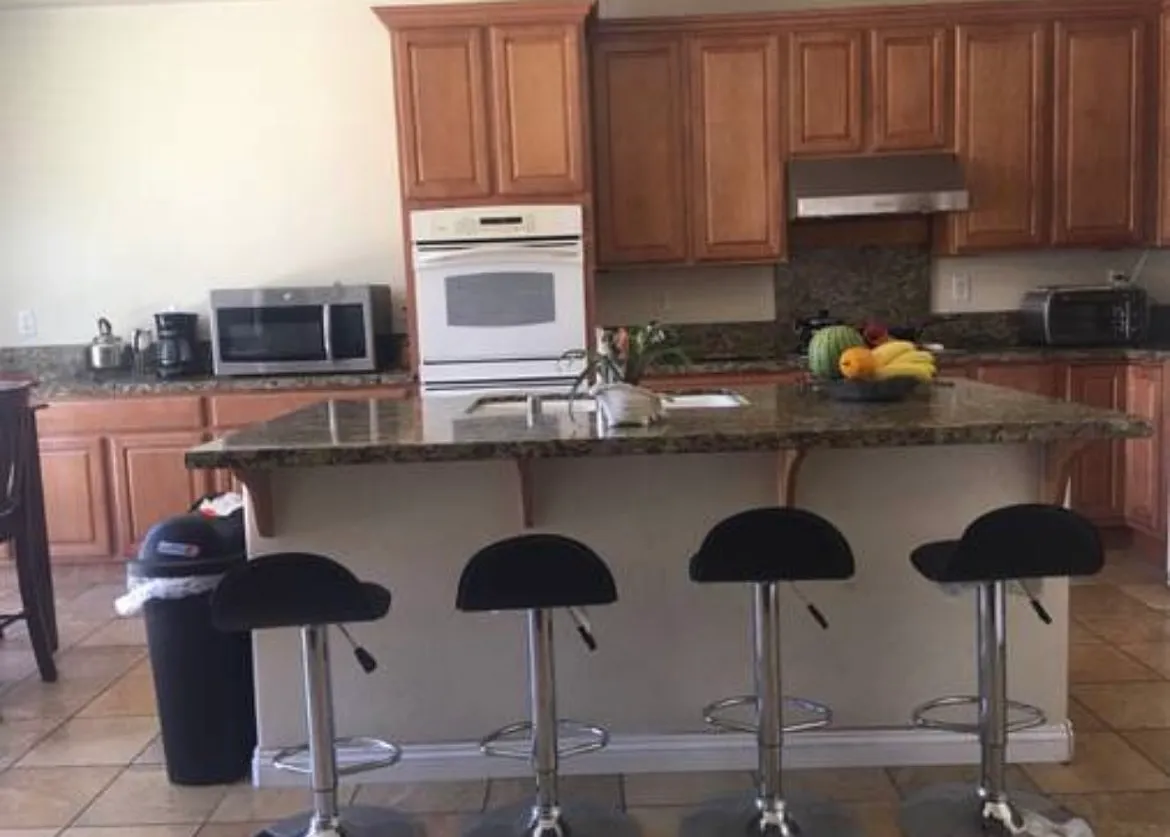 5 bed, 4300 sqft, $999 — Photo 3