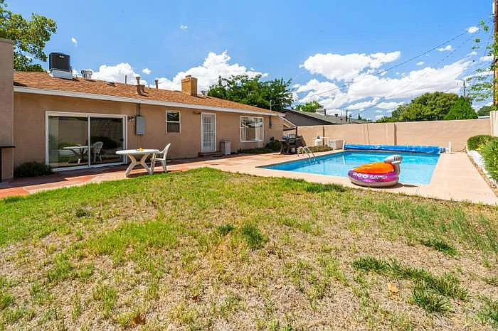 4 bed, 1974 sqft, $2,550 — Photo 2