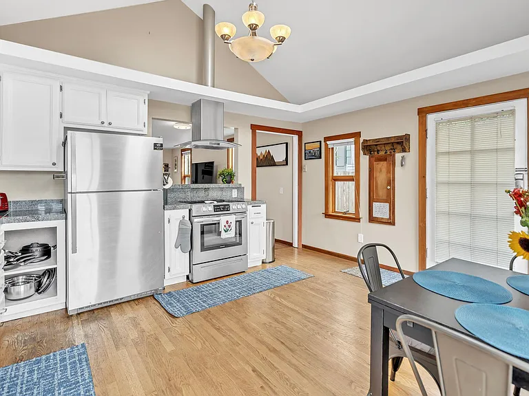 536 Bell St — Photo 10