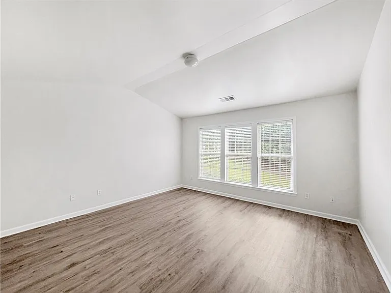 2425 Fairlie Dr — Photo 16