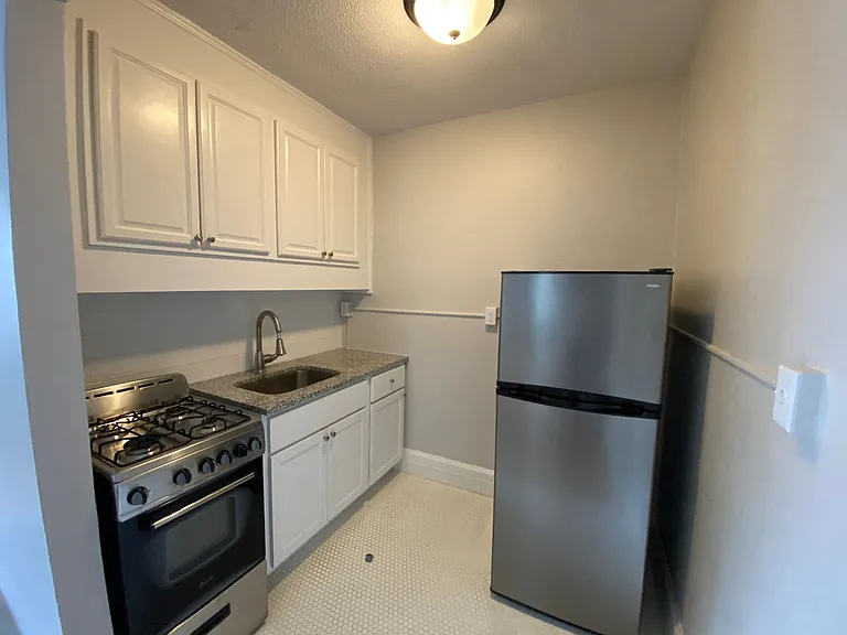 100 Howe Street — Photo 58