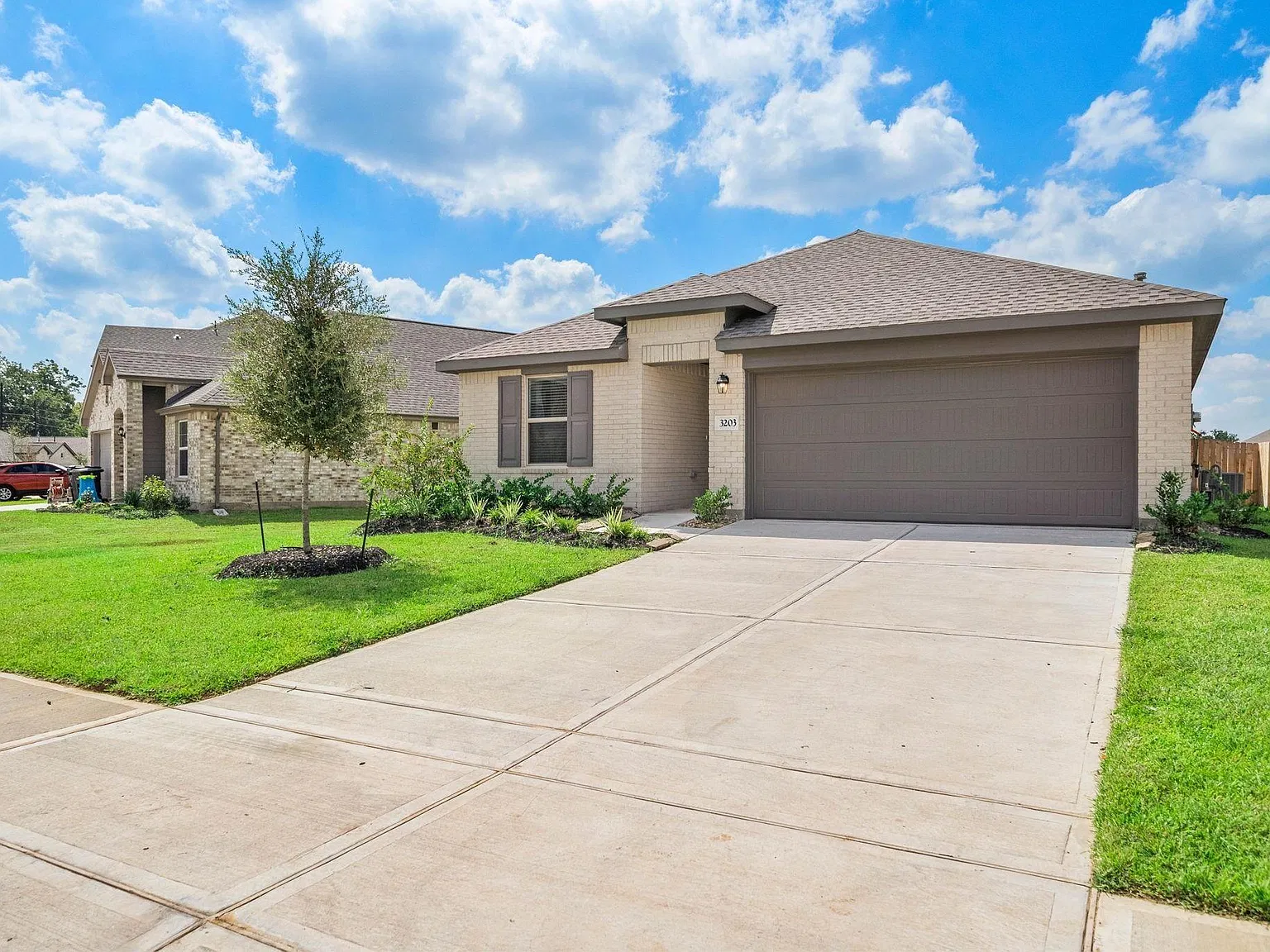 3 bed, 2.0 bath, 1868 sqft, $2,375 — Photo 2