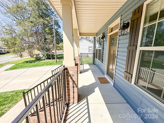 3rd image of 614 Lakeview Dr