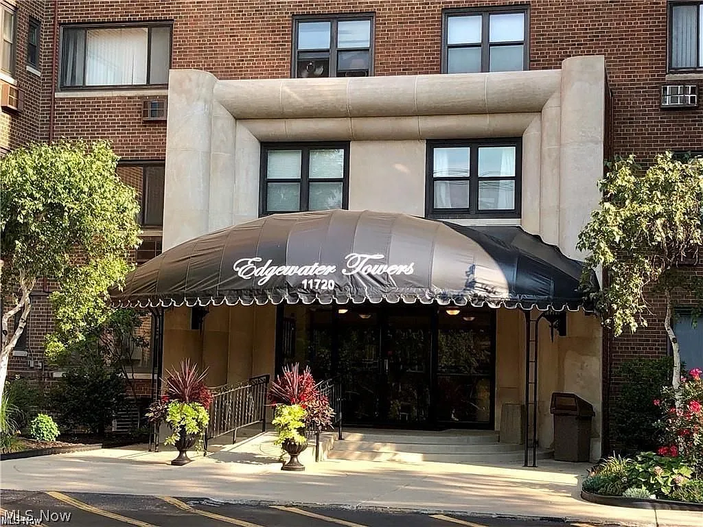 2 bed, 1.0 bath, 841 sqft, $1,700 — Photo 3