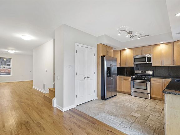 4th image of 435 Whiton St #1