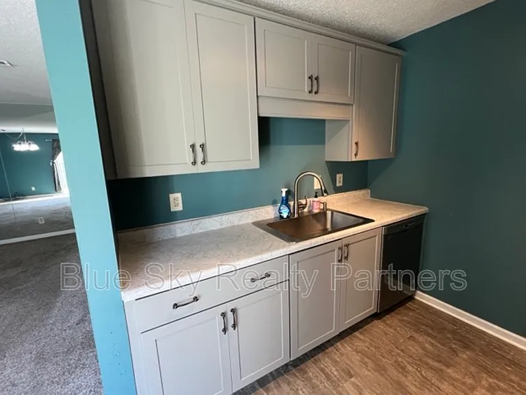 2119 Silverbrook Dr — Photo 8