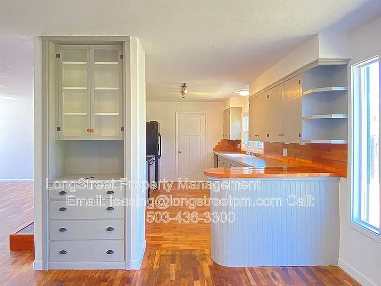 184 Gwinn St W — Photo 9