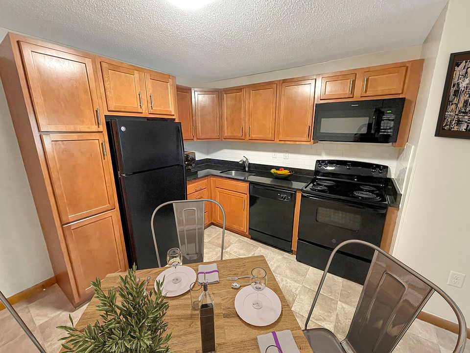 Standard 2 BR - Kitchen