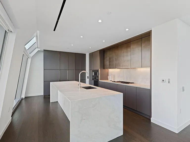 645 59th St #Penthouse 2 — Photo 3