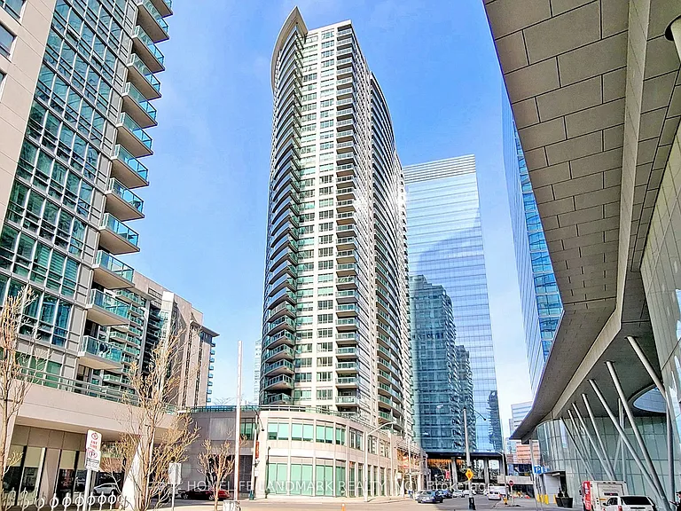 30 Grand Trunk Cres #901 — Photo 2