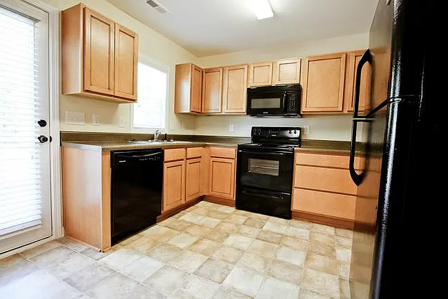 144 Stansbury Ln — Photo 3