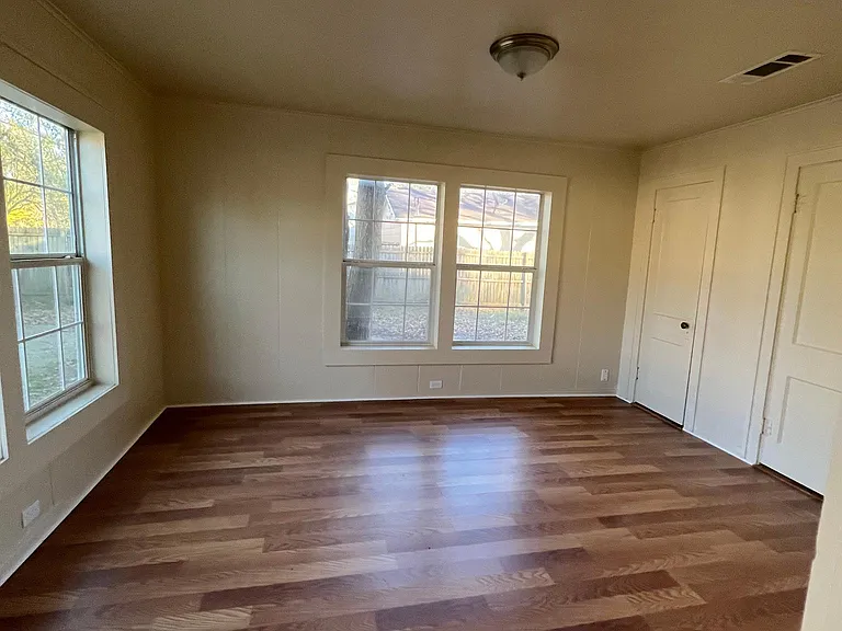 2022 E Polk St — Photo 7