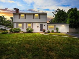 2 Beaver Ct, Riverside, RI 02915