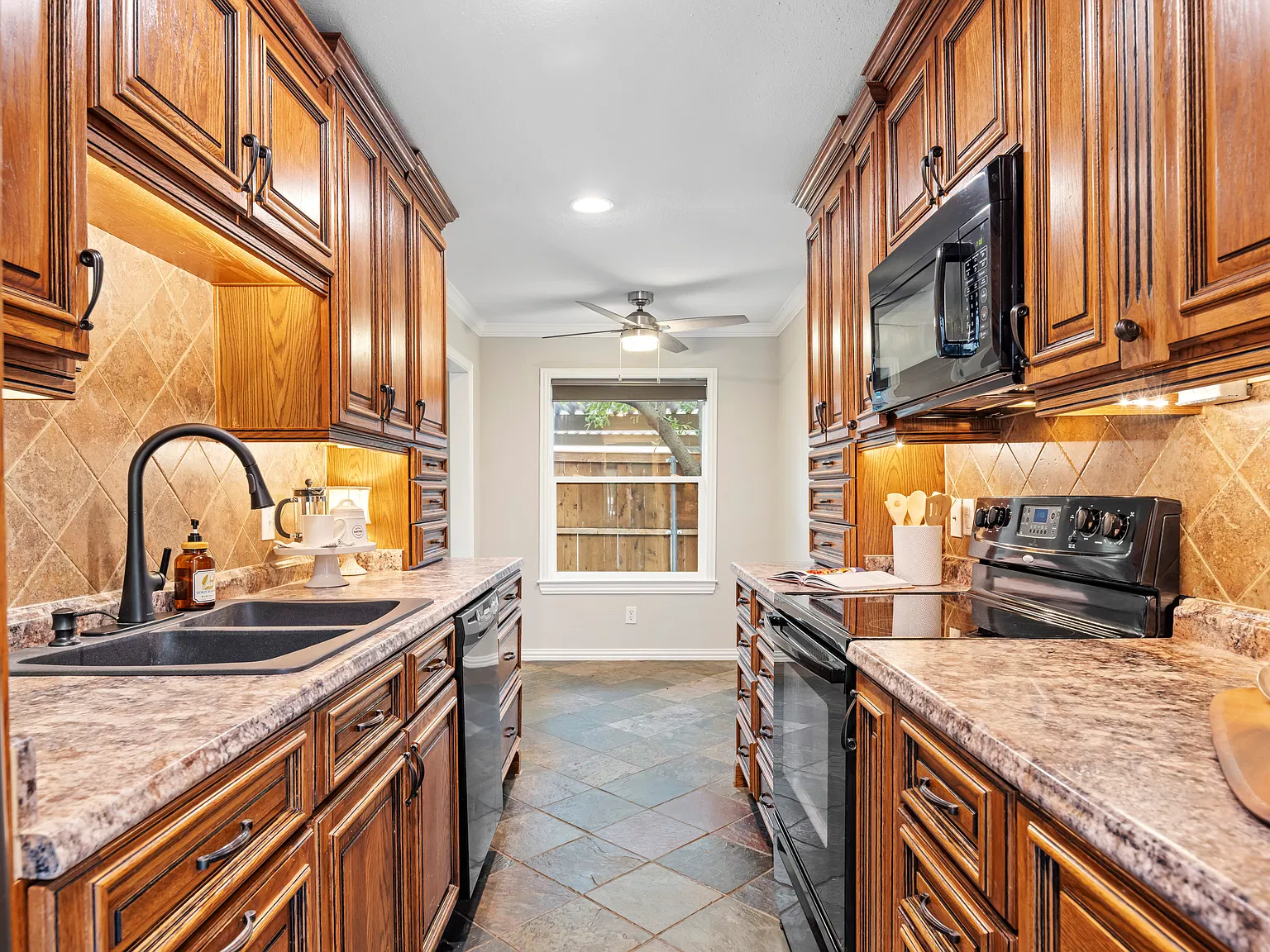 3 bed, 1380 sqft, $2,350 — Photo 4