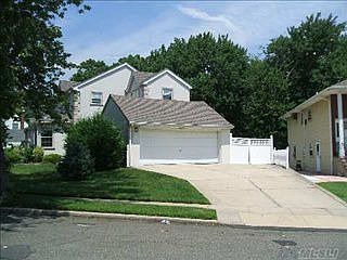 2nd image of 940 Park Ln N
