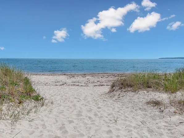 16 Winnatuxett Beach Rd, Mattapoisett, MA 02739