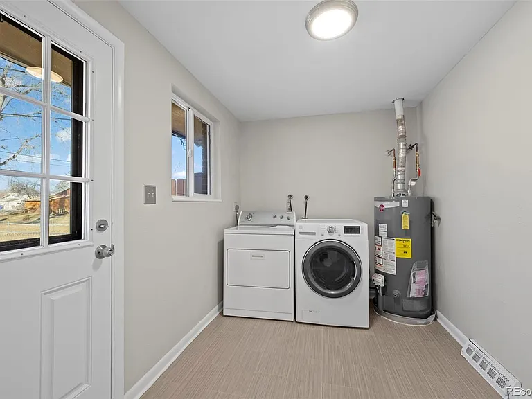 455 S Oak St — Photo 10